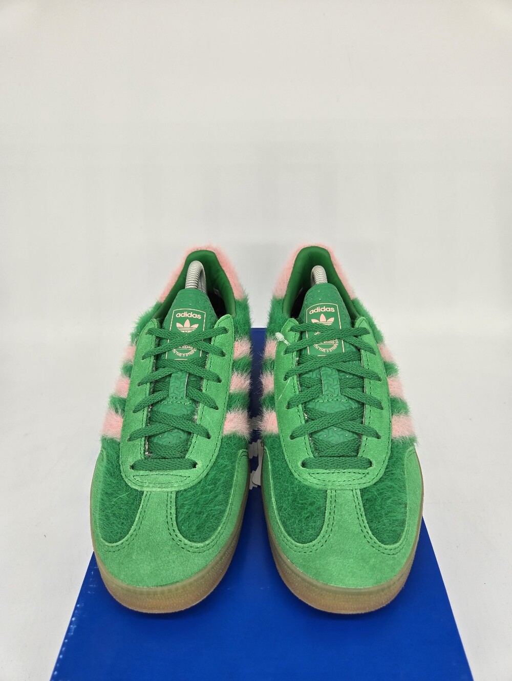 adidas Women's Gazelle Indoor Green Glow Pink Shoes Size 9 - Picture 2 of 8